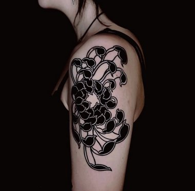 florales Design aus Skorpionschwänzen Tattoo