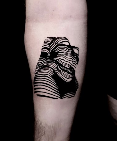abstrakte Linienform Frau Tattoo