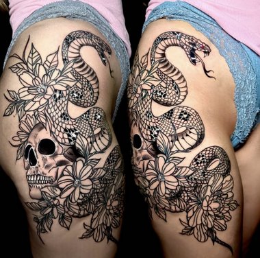 Totenschädel Blume Schlange Tattoo