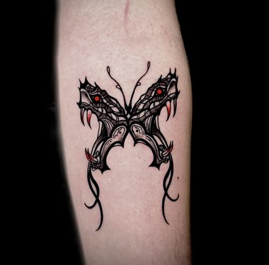 Schlangenköpfe Schmetterling Tattoo