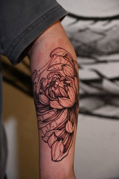 chrysanthemum horror style Tattoo, Darkstyle flower, eye flower tattoo, blackwork tattoo